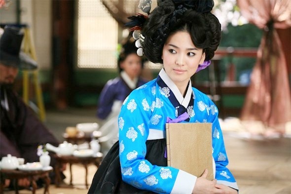 Trong bộ phim Hwang Jin Yi bản điện ảnh, nhân vật Hwang Jin Yi do người đẹp Song Hye Kyo thể hiện.
