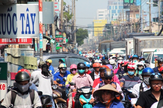 Việc khắc phục sự cố tốn nhiều thời gian khiến giao thông trên đường Cách Mạng Tháng 8 bị ùn tắc nghiêm trọng trong buổi sáng