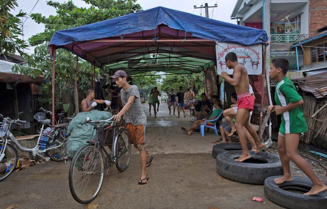 Học trò của ông Myint Zaw luyện võ tại con đường phía trước nhà ông.  Thỉnh thoảng, họ phải tạm ngừng để nhường đường cho người dân đi lại. 