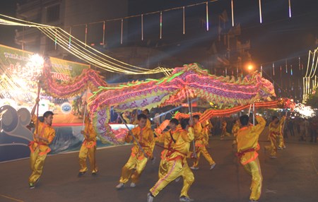 Hang ngan nguoi chen chan kham pha “pho di bo vung bien“