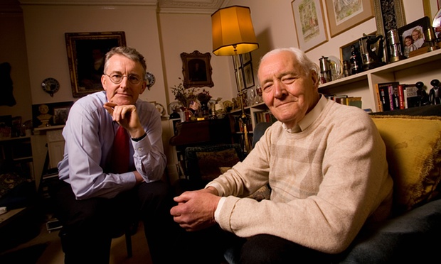 
Hilary Benn (trái) và cha mình, ông Tony Benn - cựu nghị sĩ Chesterfield, cựu Chủ tịch đảng Lao động Anh, cựu Bộ trưởng Bộ công nghiệp quốc gia và Bộ công nghệ... Ảnh: The Observer
