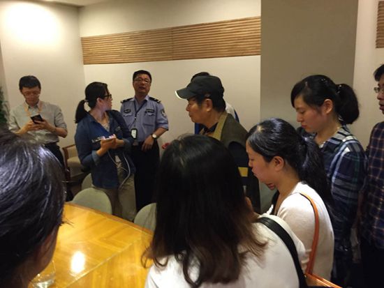 Rất nhiều người thân hành khách trên phà Ngôi sao phương Đông tập trung tại trụ sở công ty du lịch Hiệp Hòa Thượng Hải - đơn vị tổ chức chuyến du lịch.