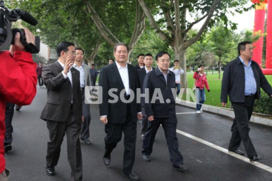 Chu Vĩnh Khang thăm Đại học dầu khí Trung Quốc hôm 1/10/2013.