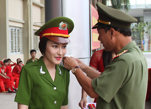 Phương Linh được Thứ trưởng Công an Trần Việt Tân gắn hàm trung uý tại lễ Tốt nghiệp khoá học
