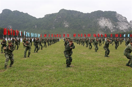 
Màn đồng diễn võ thuật của các huấn luyện viên, vận động viên tham gia hội thao.
