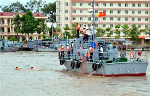 
Khẩn trương triển khai các phương án cứu vớt.
