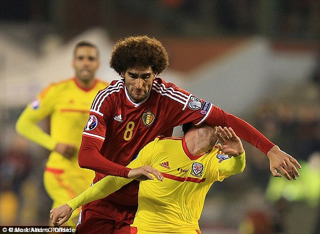 Fellaini không bị trừng phạt khi thúc cùi chỏ vào Joe Allen