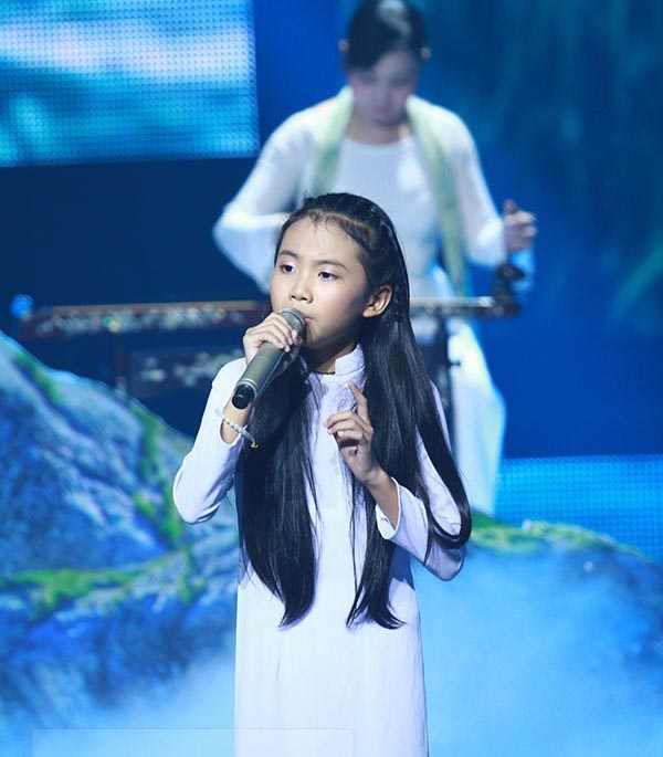 Sau lần xuất hiện đầu tiên, Phương Mỹ Chi trở thành hiện tượng được quan tâm nhiều nhất ở The Voice Kids. Cô liên tục dẫn đầu bình chọn, được các giám khảo đánh giá cao khi phát huy khả năng hát những ca khúc dân ca.