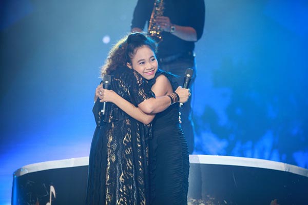 Kết thúc tiết mục, Siu Black dành cái ôm tình cảm cảm ơn cô ca sĩ nhỏ đã đến ủng hộ liveshow của mình.