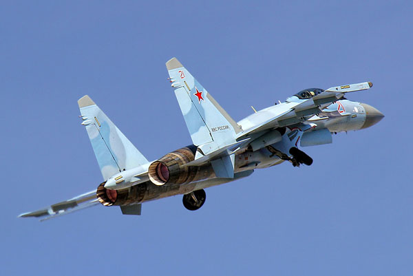 Một trong những điểm nổi bật của Su-35S là được trang bị động cơ kiểm soát vector lực đẩy AL-41F1S. Động cơ này mang lại cho tiêm kích khả năng siêu cơ động.