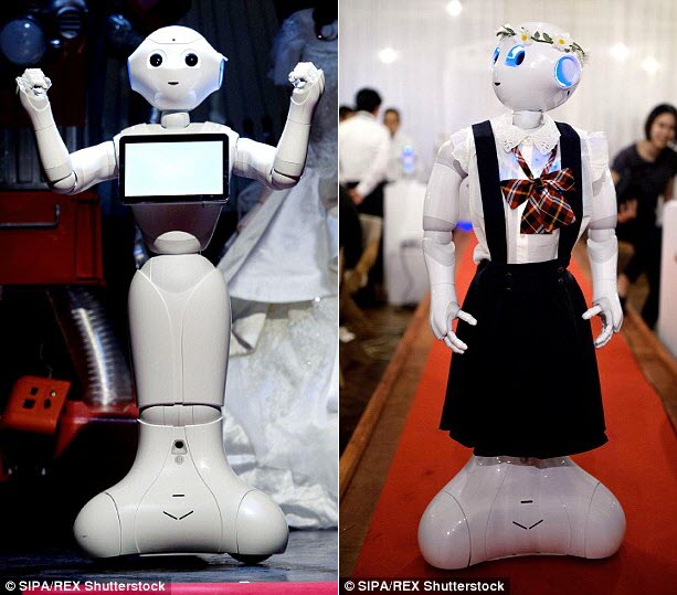 Những robot nhỏ hơn cũng tham gia sự kiện này với những vai trò khác nhau, như chủ hôn (trái) và phù dâu (phải).