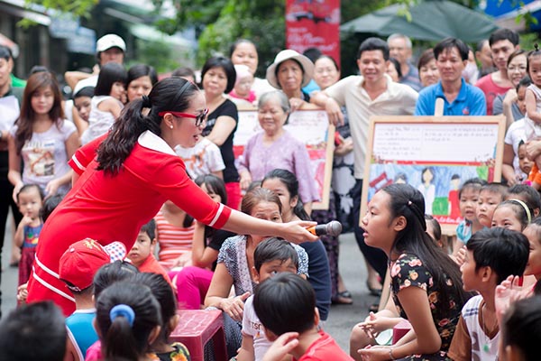 Với chủ đề Khu phố ước mơ, khuyến khích trẻ mơ ước và chuyến xe ước mơ, Ốc Thanh Vân đã giao lưu, trò chuyện để các em nhỏ chia sẻ những mong muốn của bản thân.