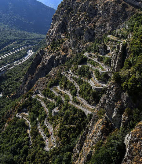 Các tay đua Tour de France trong chặng Lacets de Montvernier, chặng đua đua thứ 18, dài 186,5 km và là hành trình mới trong cuộc thi năm nay.