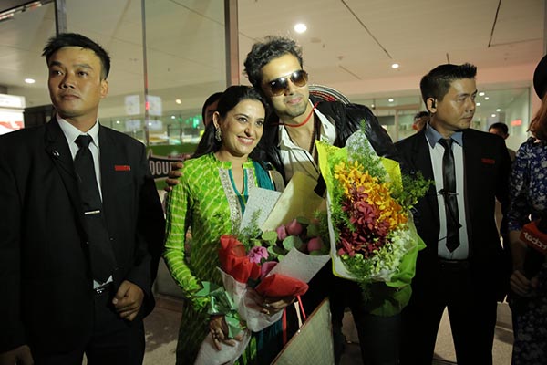 Đúng 18h45, hai diễn viên Avinash Mukherjee và Smita Bansal đã có mặt tại cửa quốc tể trong sự chào đón cuồng nhiệt cùng niềm vui vỡ òa của người hâm mộ.