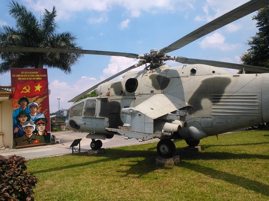 Mi-24 với các giá treo trên cánh phụ ở 2 bên hông có thể trang bị rocket không điều khiển 57mm, 80mm S-8, S-5. Nó có thể mang 10 quả bom 100 kg, hoặc 4 quả bom 250mm, phần mút cánh được trang bị 4 tên lửa chống tăng loại AT-2, AT-6, phần mũi được trang bị một súng máy hạng nặng 12,7mm. Các biến thể Mi-24D được trang bị một pháo 30mm thay cho súng máy 12,7mm.