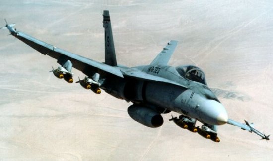 F/A-18A với 8 quả bom Mk 83