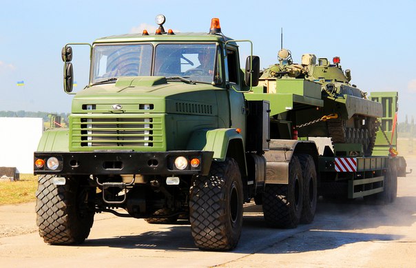 Chiếc BMP-1U được Ukraine nâng cấp gần đây để đáp ứng “nhu cầu” cho cuộc xung đột ở miền Đông. Và điều quan trọng là 30 xe đầu kéo quân sự Kraz mới cứng.