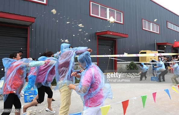 
Du khách ném đậu phụ trong một trò chơi ở lễ hội. (Nguồn: Getty Images)
