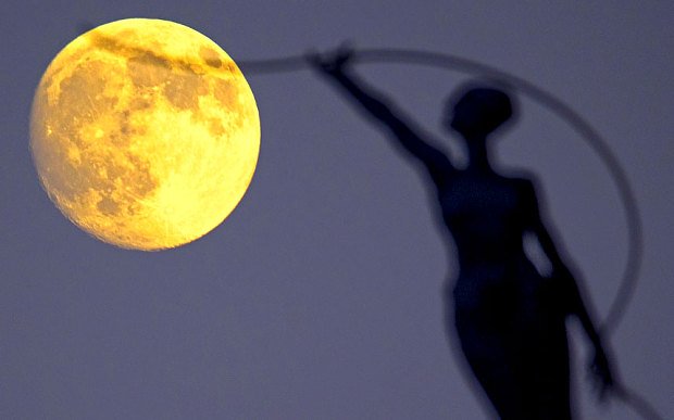 Mặt trăng sáng nhất trong năm nhìn từ thành phố Brussels, Bỉ.