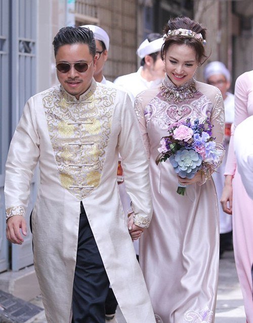 
Victor Vũ đã có một happy ending cho mình khi tổ chức lễ đính hôn với diễn viên Đinh Ngọc Diệp vào sáng ngày 4.10.
