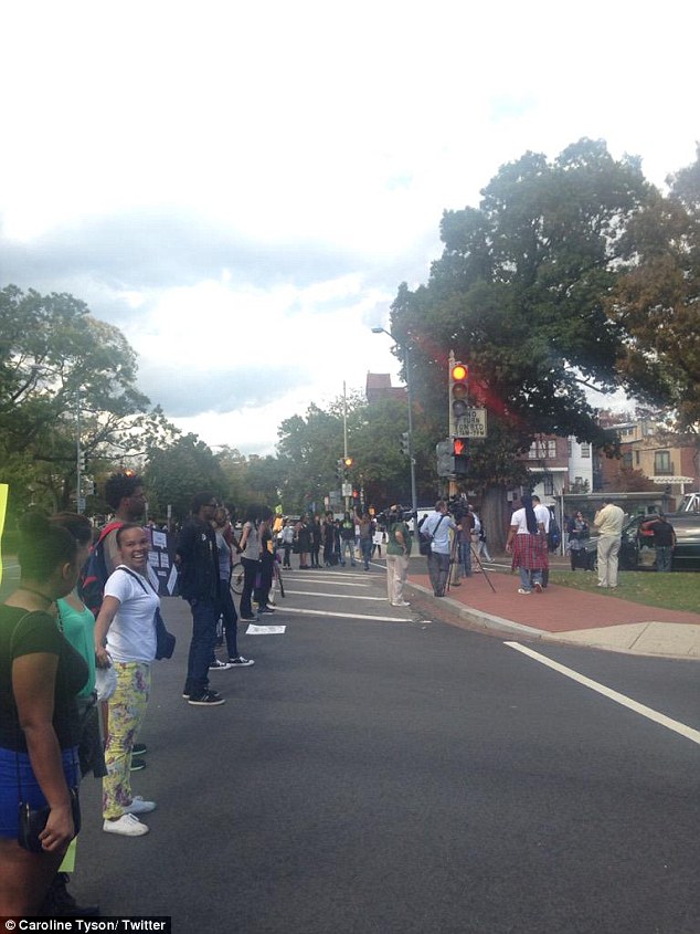 
Các nhà hoạt động xã hội vì quyền lợi của người da đen đã tổ chức biểu tình trước cửa ngân hàng Capitol Hill.
