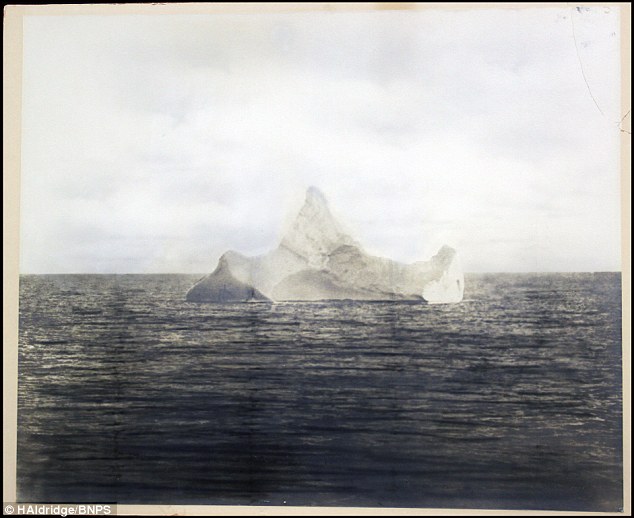 
Bức hình được cho là chính tảng băng đã va vào con tàu huyền thoại dẫn đến bi kịch trong lịch sự hảng hải thế giới.
