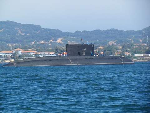 
Nói về lợi thế của các tàu ngầm Kilo trong Hải quân Việt Nam, ông Korotchenko cho rằng Nga cung cấp các phiên bản tàu ngầm mới nhất trang bị tổ hợp tên lửa Klub có khả năng chống hạm và tấn công mặt đất ở tầm xa.
