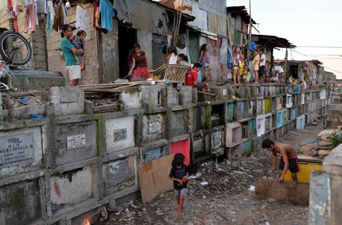 Những ngôi nhà tạm được xây dựng ngay trên các ngôi mộ tại nghĩa trang ở thành phố Navotas.