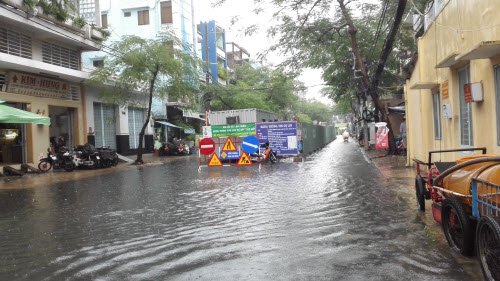 Đường Mai Xuân Thưởng (Q.6) đang được rào chắn để đào lắp cống thoát nước, cũng bị ngập gần như toàn tuyến.