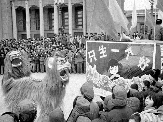 Mỗi nơi nghĩ ra một cách để tuyên truyền chính sách một con. Trong hình là bức ảnh năm 1983 chụp ở Urumqi dùng văn nghệ để quảng bá cho chính sách này.