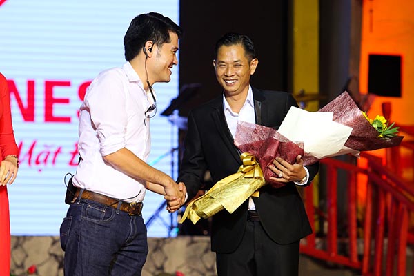 Mở màn đêm diễn thứ 2 của Chàng hề xứ Quảng, ông Quang Vũ - anh ruột Trường Giang đã tiến lên sân khấu tặng hoa, gửi lời cảm ơn đến nhà tài trợ.