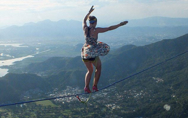 
Cô Faith Dickey mạo hiểm đi giày cao gót trên dây dài 840m nối giữa hai đỉnh núi ở thành phố Rio de Janeiro, Brazil.
