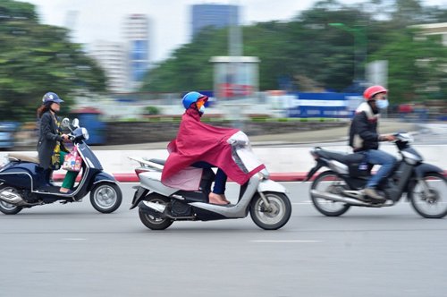 Chiếc áo mưa trở thành vật dụng hữu ích chống rét của người dân.