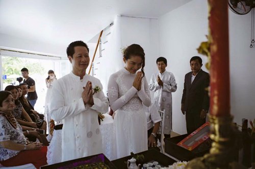 Tháng 10 vừa qua, đại gia Đức An đã tổ chức lễ đính hôn đẹp như mơ với người mẫu, diễn viên Phan Như Thảo. Gần đây, ông An vừa gửi bức tâm thư “dằn mặt” vợ cũ Ngọc Thúy để không gây thêm phiền phức cho vợ mới.