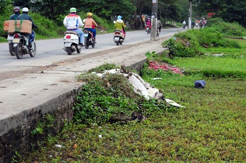 
Những tấm chăn, màn... của người đã khuất sau khi được chôn cất xong được vứt la liệt bên vệ đường, cạnh các ruộng rau muống.
