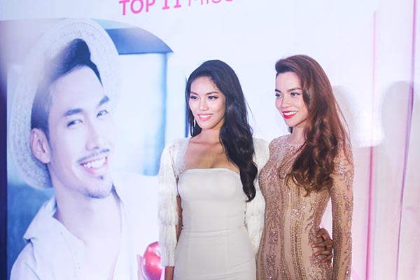 
Dù khá bận rộn với lịch diễn cuối tuần, song Hà Hồ cũng có mặt để chúc mừng đàn em thân thiết đã đạt thành tích ngoài mong đợi ở Hoa hậu thế giới 2015.
