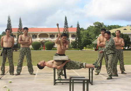 
Đội chống khủng bố Lữ đoàn Đặc công 198 khổ luyện với các bài tập
