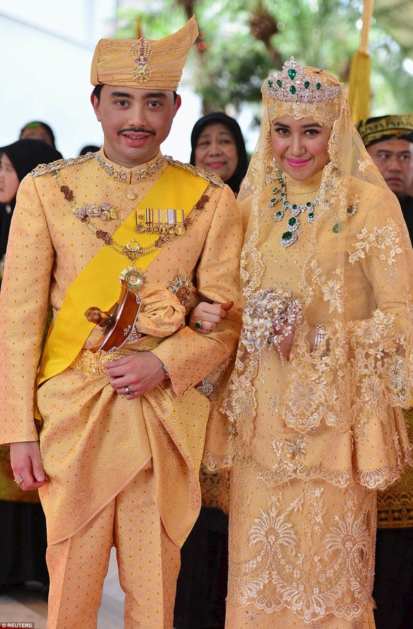 Ngày 12/4/2015, Hoàng tử Abdul Malik (31 tuổi), con trai Quốc vương Brunei Hassanal Bolkiah cùng Hoàng hậu Saleha, đã trao lời thề ước cùng cô dâu Dayangku Raabiatul Adawiyyah Pengiran Haji Bolkiah (22 tuổi) trong lễ cưới được tổ chức theo nghi thức truyền thống đầy xa hoa tại cung điện Istana Nurul Iman 1.788 phòng của Quốc vương Hassanal Bolkiah ở thủ đô Bandar Seri Begawan.