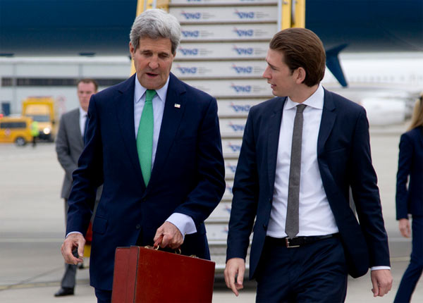 
Ngoại trưởng Áo đón người đồng cấp Mỹ John Kerry ở sân bay quốc tế Vienna hồi tháng 10/2014. Ảnh: AP
