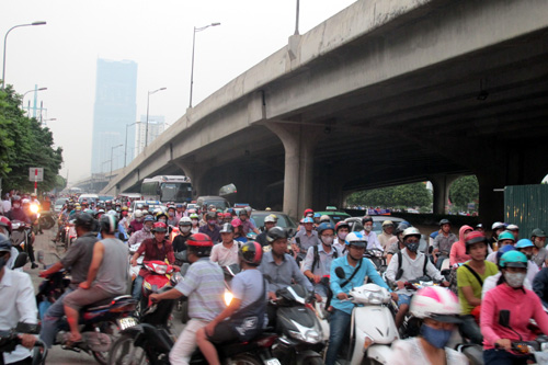 
Vào giờ cao điểm, đường Khuất Duy Tiến thường xuyên ùn tắc, người dân phải đi xe máy lên cả vỉa hè.
