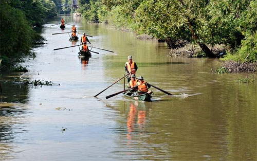 
Cán bộ, chiến sĩ củaTrung đoàn 3 đều được học cách bơi, chèo xuồng, đáp ứng yêu cầu nhiệm vụ huấn luyện và cứu hộ, cứu nạn.
