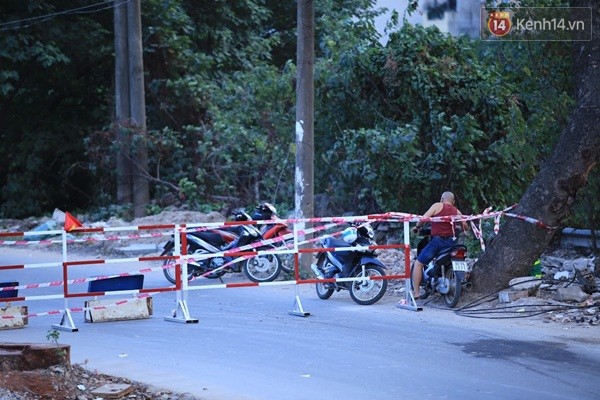 Vì lệnh cấm bất ngờ nên một người dân không biết phải đi đường nào, có người đã lách qua rào chắn.