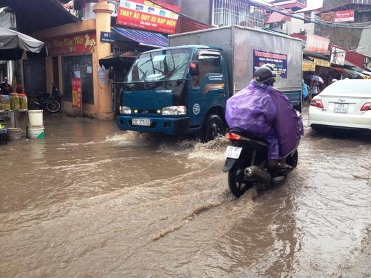 Phương tiện lưu thông qua đây gặp rất nhiều khó khăn