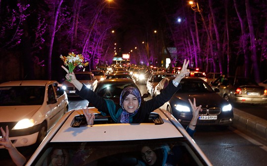 Người dân Iran ăn mừng sau khi đạt được thỏa thuận hạt nhân sơ bộ. Ảnh: EPA