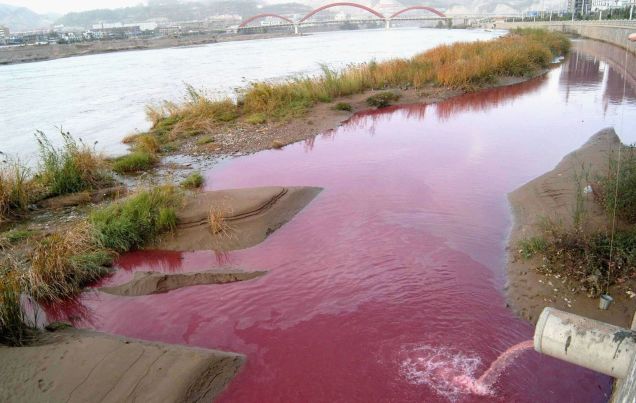 Con sông ngập tràn màu đỏ.