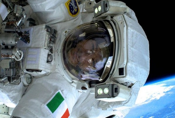 Phi hành gia người Ý - Luca Parmitano ngoài không gian