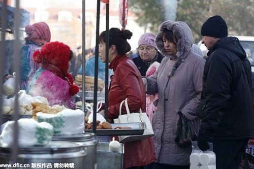Hàng dài người Nga xếp hàng chờ mua đồ ăn sáng từ một xe bán hàng rong ở Hắc Hà.