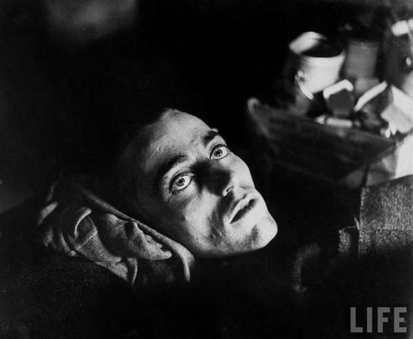 Đôi mắt của sự mệt mỏi- Đây là ánh nhìn mang tính ám ảnh của một tù nhân chiến tranh người Mỹ sau khi được quân đồng mình trao trả tự do tại Limburg, Đức trong năm 1945.