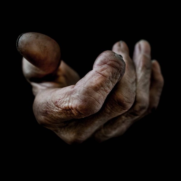 Nhiếp ảnh gia Lee Jeffries đã làm công việc này được 6 năm. Anh chia sẻ rằng anh yêu công việc mình đang làm, anh yêu cả những mối quan hệ với người vô gia cư mà anh chụp ảnh.