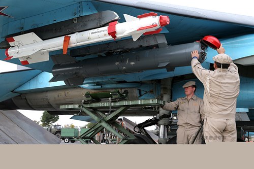 
Lắp tên lửa không đối không cho chiến đấu cơ Nga.
